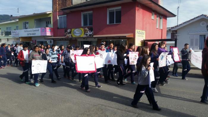 Caminhada contra a dengue envolve alunos da rede municipal e estadual de Urubici