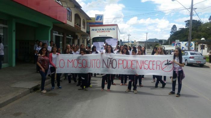 Caminhada contra a dengue envolve alunos da rede municipal e estadual de Urubici