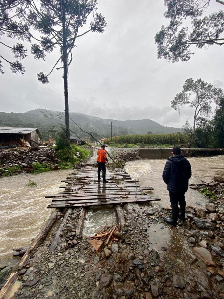 Prefeitura de Urubici | Defesa Civil e Secretarias Municipais trabalham na prevenção e no atendimento emergencial da população afetada pelas chuvas Prefeitura de Urubici | Defesa Civil e Secretarias Municipais trabalham na prevenção e no atendimento emergencial da população afetada pelas chuvas