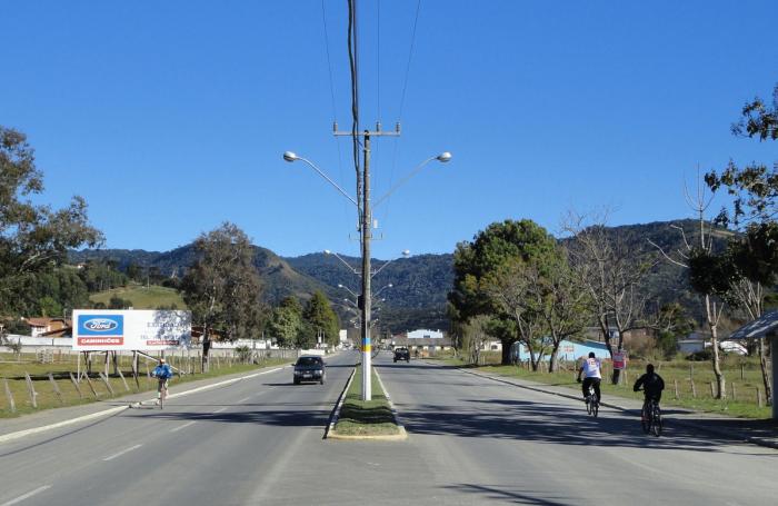 DEINFRA notifica prefeitura para retirada de placas de publicidade na Av. Adolfo Konder