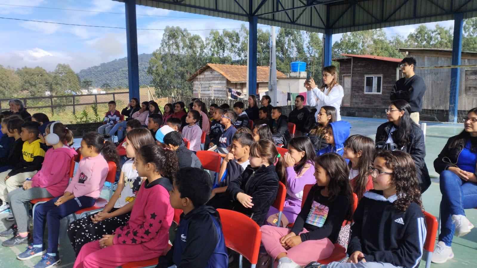 Prefeitura de Urubici | Maio Laranja: Adolescentes em ação nas escolas!