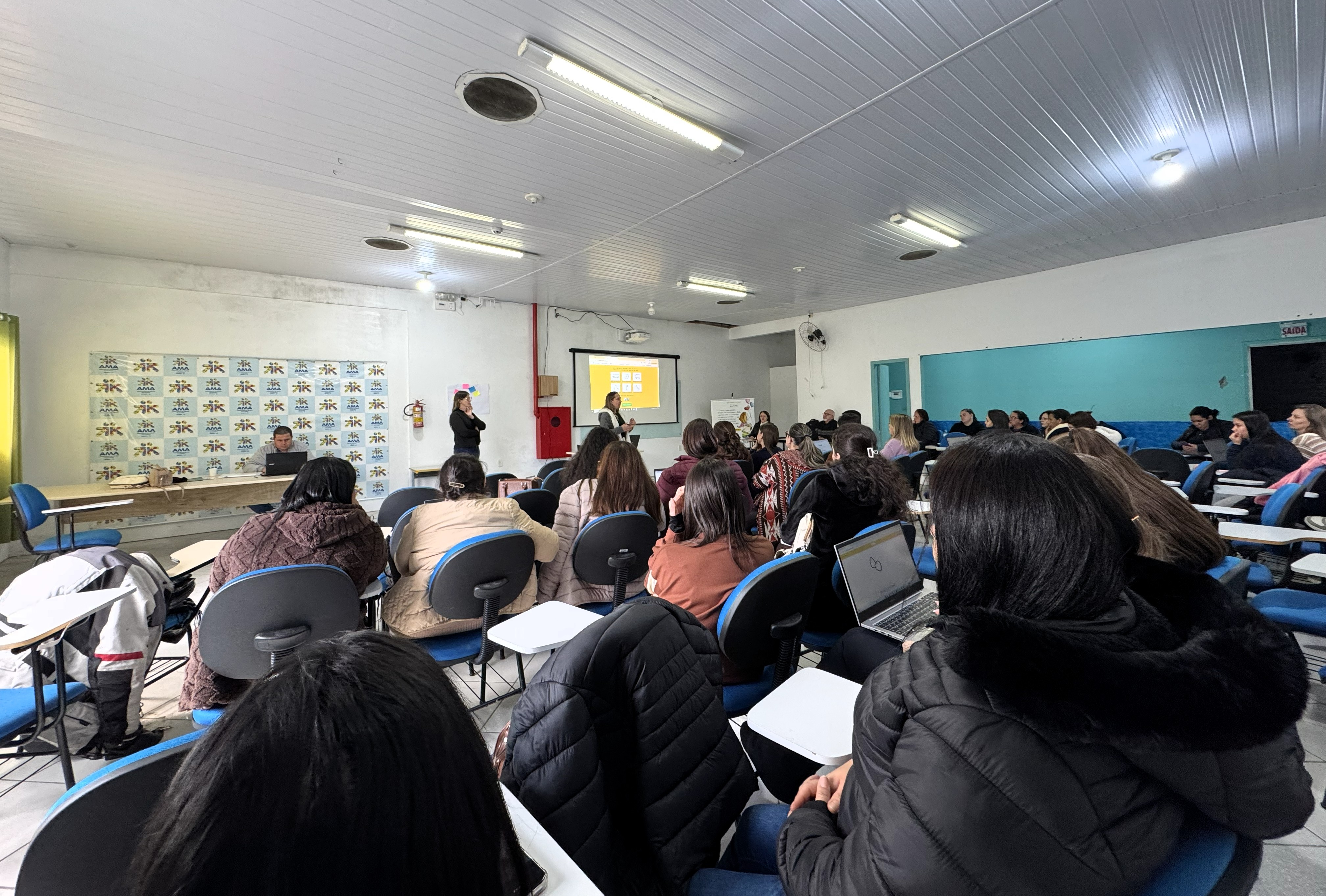 Profissionais da educação participam de formação durante o recesso escolar