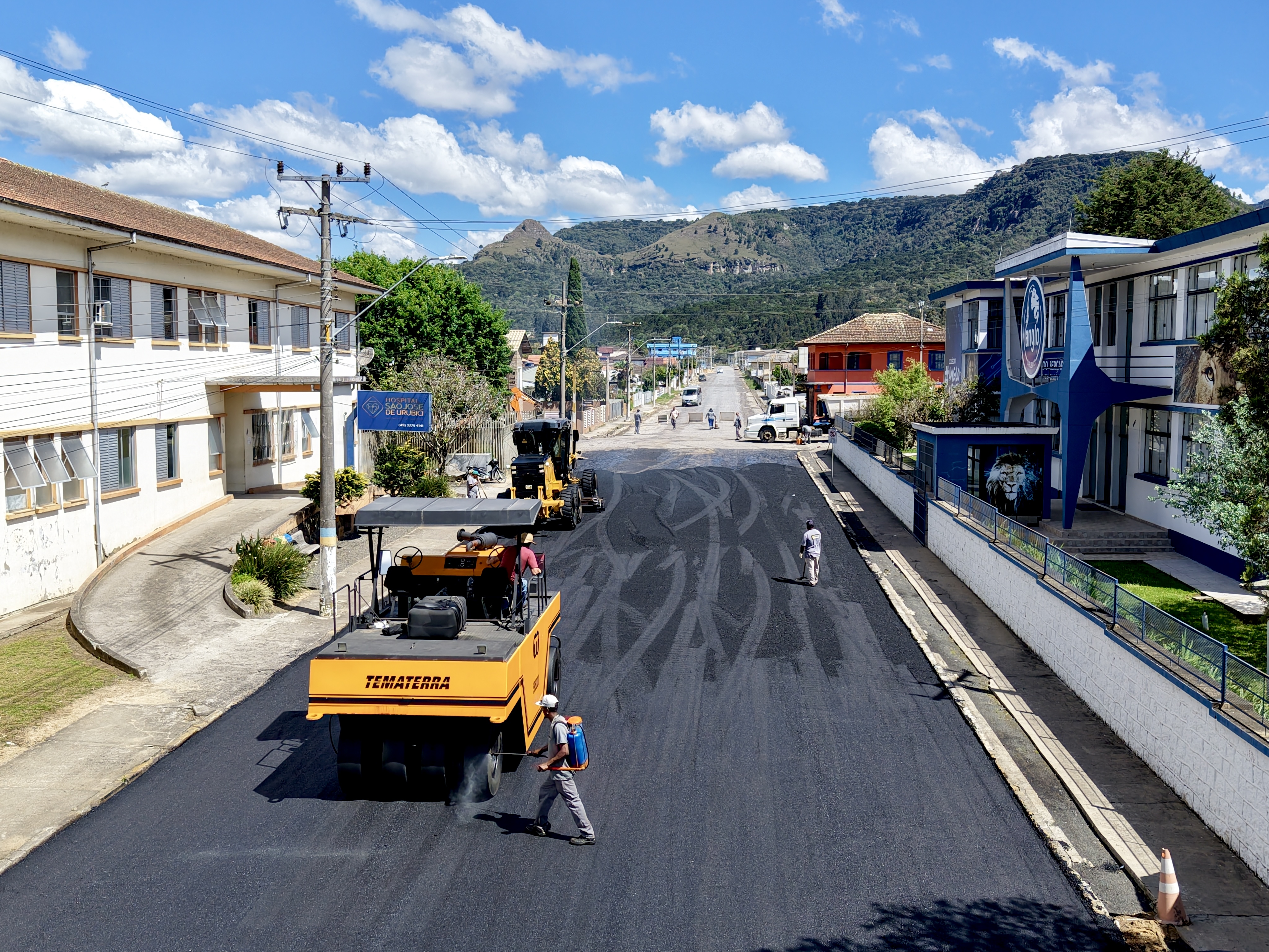 Primeira rua do pacote de pavimentação recebe asfalto em Urubici